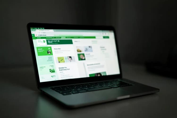 Um computador com acesso a plataformas de estudo online e livros digitais abertos, simbolizando os recursos de preparação.